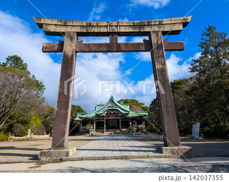 冬の澄み渡る青空の下に佇む大阪城豊国神社の石鳥居と境内の風景 142037355