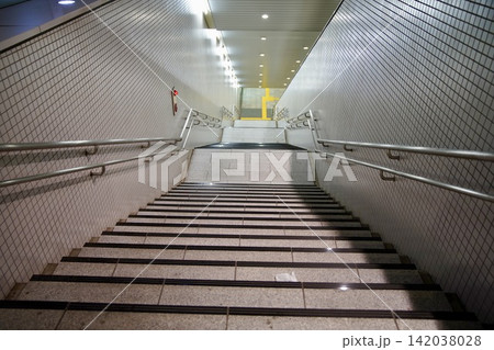 地下道の駅、階段のある風景 142038028