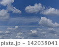 青空に広がる白い雲と一筋の飛行機雲(夏空の背景素材) 青空に広がる白い雲と一筋の飛行機雲(夏空の背景素材) 142038041