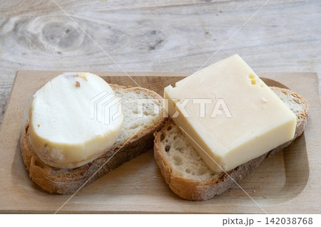 cheese slices on rustic bread tray cheese slices on rustic bread tray 142038768