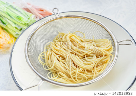 茹でたストレート麺 茹でたストレート麺 142038958
