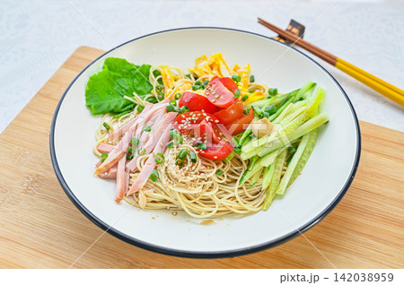夏の定番料理 冷やし中華 夏の定番料理 冷やし中華 142038959