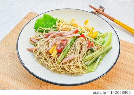 夏の定番料理 冷やし中華 夏の定番料理 冷やし中華 142038960