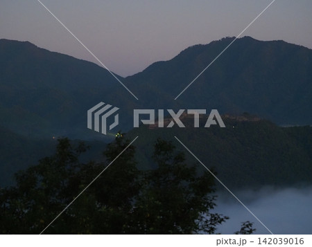 夜明けの雲海に浮かぶ竹田城跡と山並み 142039016
