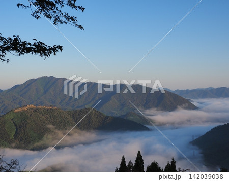 朝日に照らされる竹田城跡と山々を包む雲海 朝日に照らされる竹田城跡と山々を包む雲海 142039038