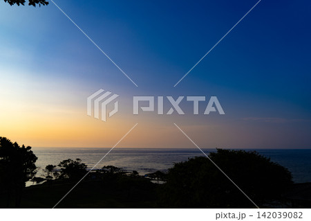 深い青空と暖かな残照に包まれた静かな夕暮れの海 深い青空と暖かな残照に包まれた静かな夕暮れの海 142039082