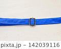 青い生地のストラップとアジャスター金具 142039116