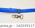 青い生地のストラップとアジャスター金具 142039117