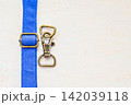 青い生地のストラップとアジャスター金具 142039118