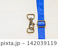 青い生地のストラップとアジャスター金具 142039119