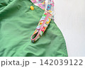 手作りバッグに取り付けた花柄のタオルホルダー 142039122