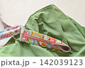 手作りバッグに取り付けた花柄のタオルホルダー 142039123