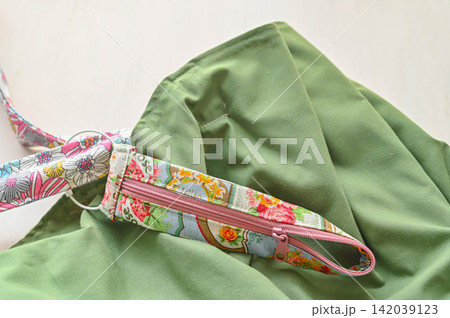 手作りバッグに取り付けた花柄のタオルホルダー 手作りバッグに取り付けた花柄のタオルホルダー 142039123
