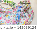 手作りの布製バッグと便利なタオルホルダー 142039124