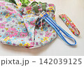 手作りの布製バッグと便利なタオルホルダー 142039125