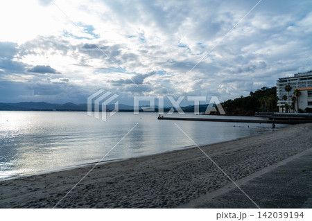 夏の夕方に雲が広がる舘山寺の浜名湖湖岸 142039194