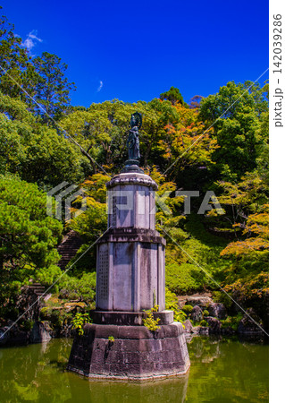 友禅苑 晴天の日に昭和の名園を巡る贅沢 友禅苑 晴天の日に昭和の名園を巡る贅沢 142039286