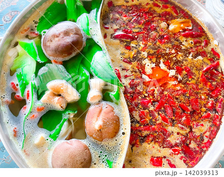 中国料理・火鍋（おしどり鍋）スープ 142039313