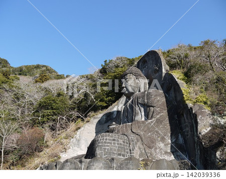 青空が広がる日本寺の大仏 青空が広がる日本寺の大仏 142039336