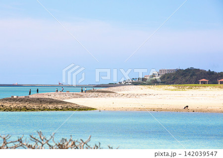 澄み渡る青空と海辺で過ごす人々と瀬長島の景観 澄み渡る青空と海辺で過ごす人々と瀬長島の景観 142039547