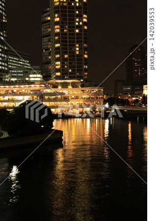 横浜の夜景（海と高層ビル） 142039553