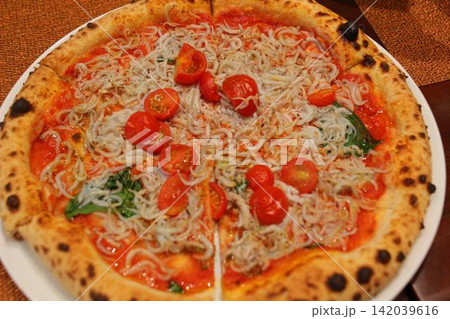トマトソースをベースにしたしらすとバジルのイタリアンピザ 142039616