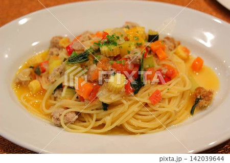 ヤングコーンやパプリカなど彩り豊かな野菜とひき肉のパスタ ヤングコーンやパプリカなど彩り豊かな野菜とひき肉のパスタ 142039644