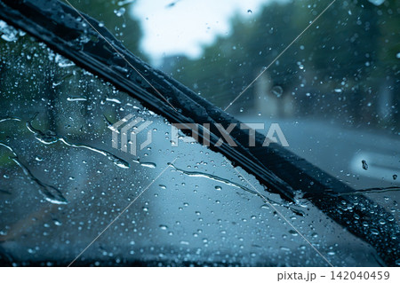 雨の日のドライブ風景と窓ガラスを流れる水滴 雨の日のドライブ風景と窓ガラスを流れる水滴 142040459