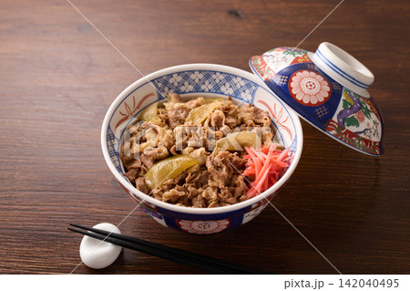 紅生姜を乗せた牛丼 142040495