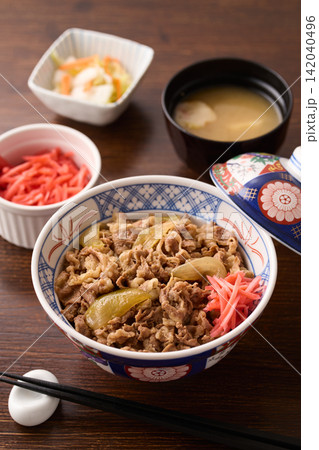 紅生姜を乗せた牛丼 142040496