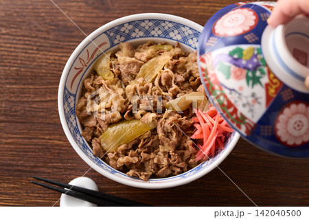 紅生姜を乗せた牛丼 142040500