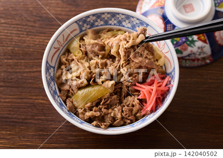 紅生姜を乗せた牛丼 142040502