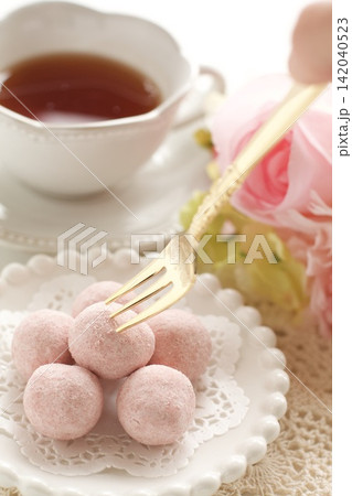 ピンクボールのお菓子と紅茶 ピンクボールのお菓子と紅茶 142040523