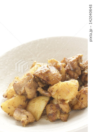 じゃがいもと鶏肉のカレー炒め じゃがいもと鶏肉のカレー炒め 142040648