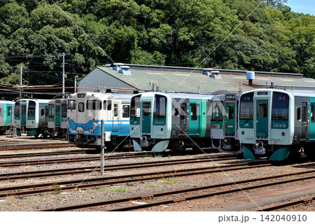 車両基地に集う気動車群 車両基地に集う気動車群 142040910