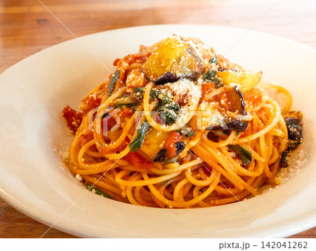 トマトソースと焼きナスのスパゲッティ　野菜とチーズを添えたイタリアンパスタ 142041262