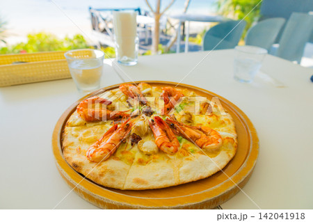 海沿いオーシャンビューレストランカフェでシーフードピザのホテルランチ・バカンス(鹿児島県奄美大島) 海沿いオーシャンビューレストランカフェでシーフードピザのホテルランチ・バカンス(鹿児島県奄美大島) 142041918