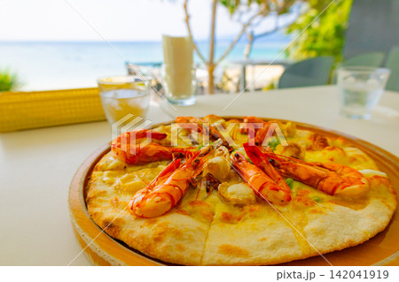 海沿いオーシャンビューレストランカフェでシーフードピザのホテルランチ・バカンス(鹿児島県奄美大島) 海沿いオーシャンビューレストランカフェでシーフードピザのホテルランチ・バカンス(鹿児島県奄美大島) 142041919