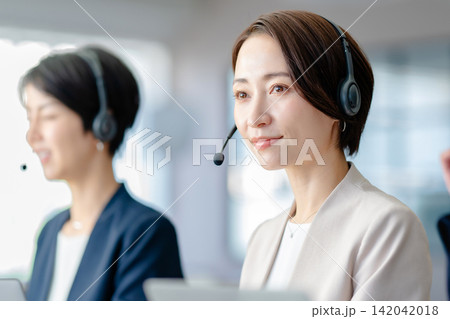 インカムで話すオペレーターの女性 142042018