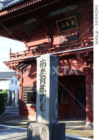 千葉県市川市徳願寺の歴史ある赤い山門 千葉県市川市徳願寺の歴史ある赤い山門 142042041