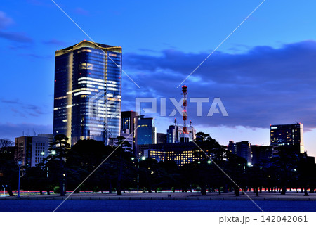 皇居前広場から観る冬の東京ミッドタウン日比谷の夜景 皇居前広場から観る冬の東京ミッドタウン日比谷の夜景 142042061