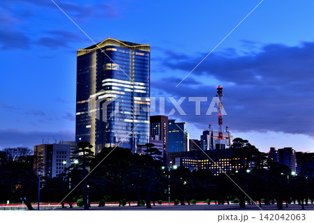 皇居前広場から観る冬の東京ミッドタウン日比谷の夜景 皇居前広場から観る冬の東京ミッドタウン日比谷の夜景 142042063