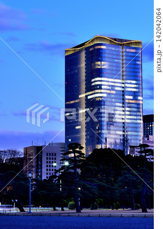 皇居前広場から観る冬の東京ミッドタウン日比谷の夜景 皇居前広場から観る冬の東京ミッドタウン日比谷の夜景 142042064