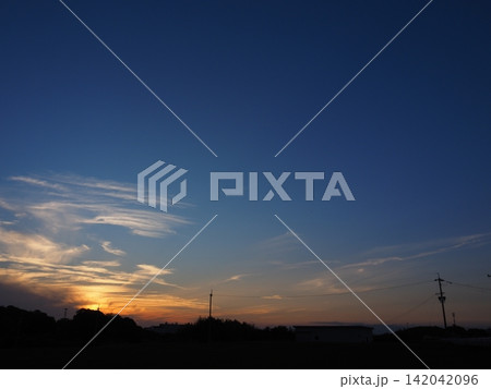幻想的な夕景 142042096