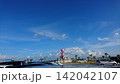 沖縄の港と船、青空に広がる南国の風景 142042107