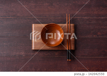 An empty round wooden plate on a textured background. An empty round plate An empty round wooden plate on a textured background. An empty round plate 142042550