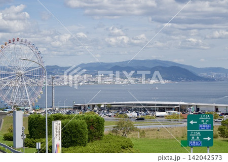 淡路SAの観覧車と明石海峡の風景 142042573