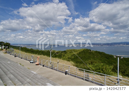 昼の明石海峡大橋の風景 142042577