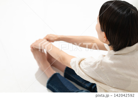 ストレッチをする女性 ストレッチをする女性 142042592