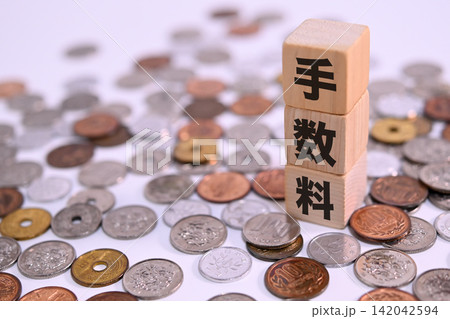 手数料のテキストと日本円の硬貨 手数料のテキストと日本円の硬貨 142042594